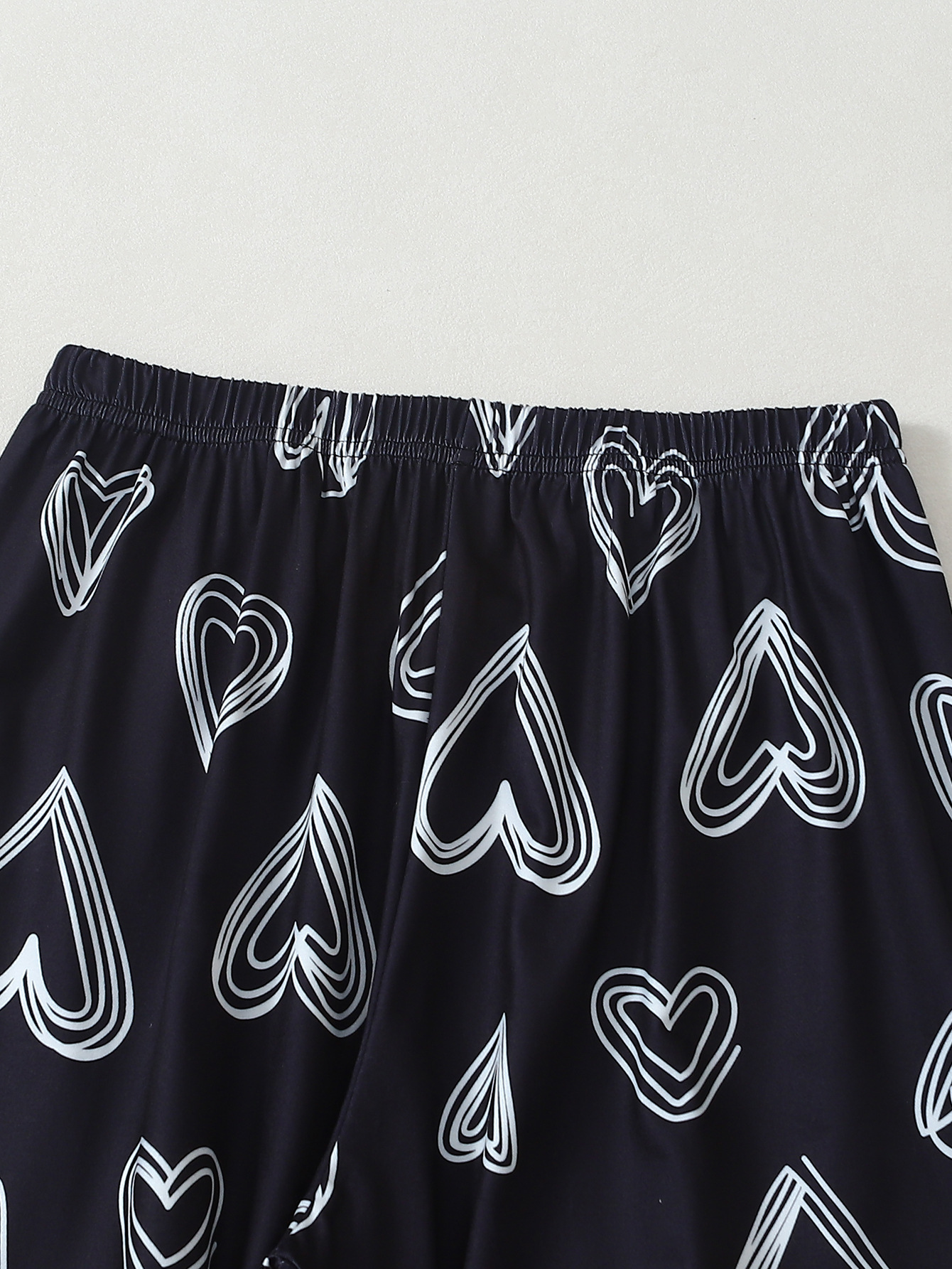 Conjunto de pijama mujer con estampado de corazones y solapas_voghion.com