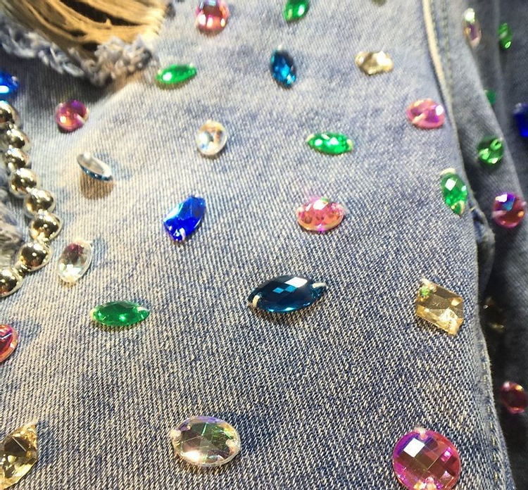 Damshorts med hög midja i denim med rhinestone och pärlor_voghion.com