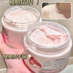 爆発的なザクロの種は砂の膏の体をすりむいて全身の柔らかい白に行って鳥肌の柔らかい肌に行って泥の宝の男女をこすります。