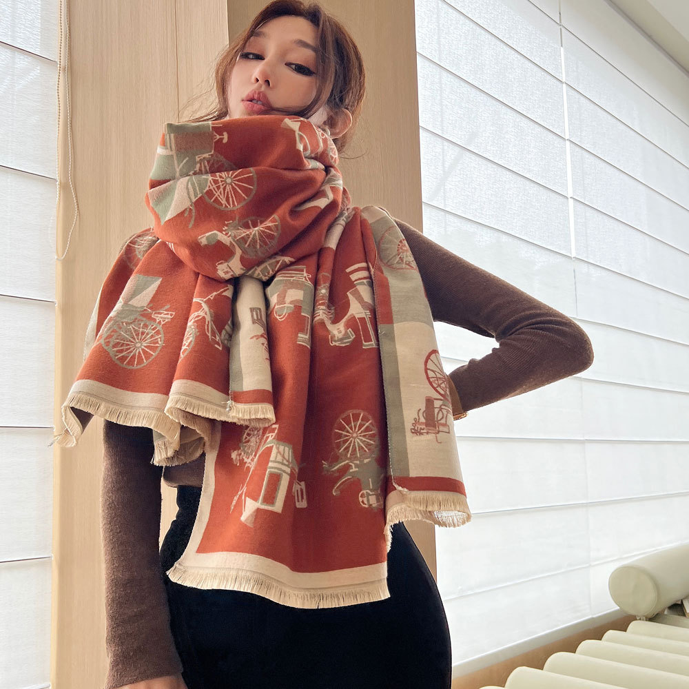 Fashionable demi-season scarf