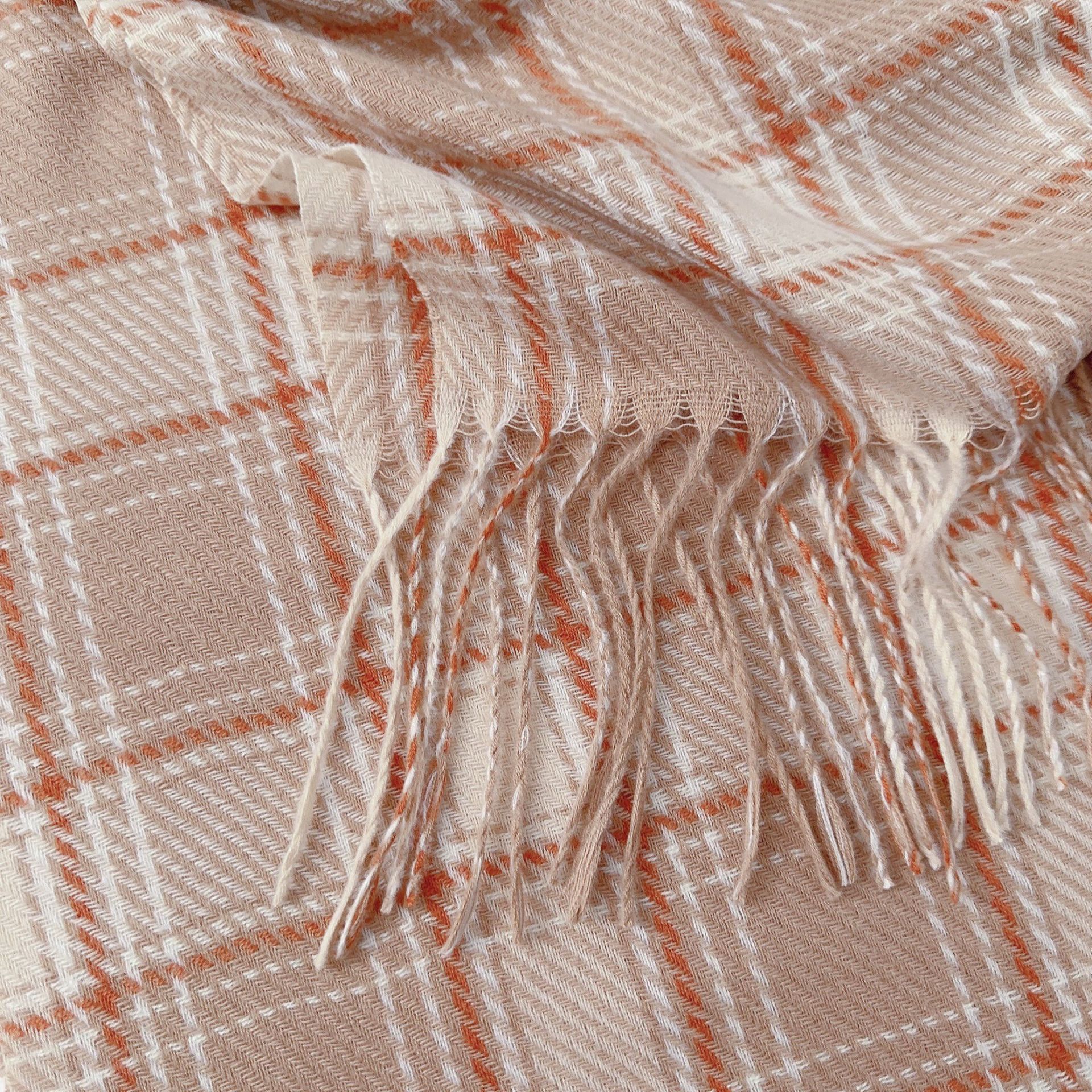 Otoño y invierno nuevo estilo de cachemira a cuadros bufandas de hombro para mujeres japonesas y coreanas universidades anti-viento frío caliente moda buñuelo universal