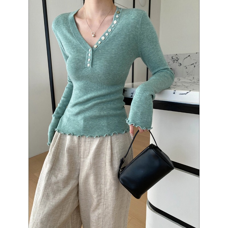 Sinnan Gentle Formula Design: Ruffled Edge Buttoned V-Neck Slim Fit Knitted Base Shirt Sn8688