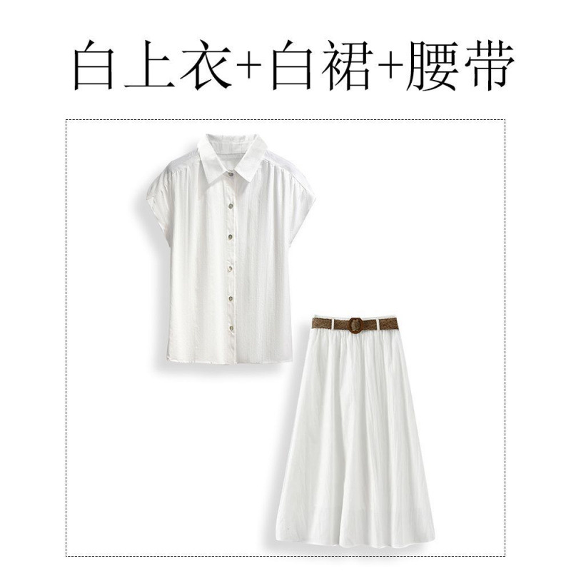 흰색 상의 + 흰색 스커트 + 벨트