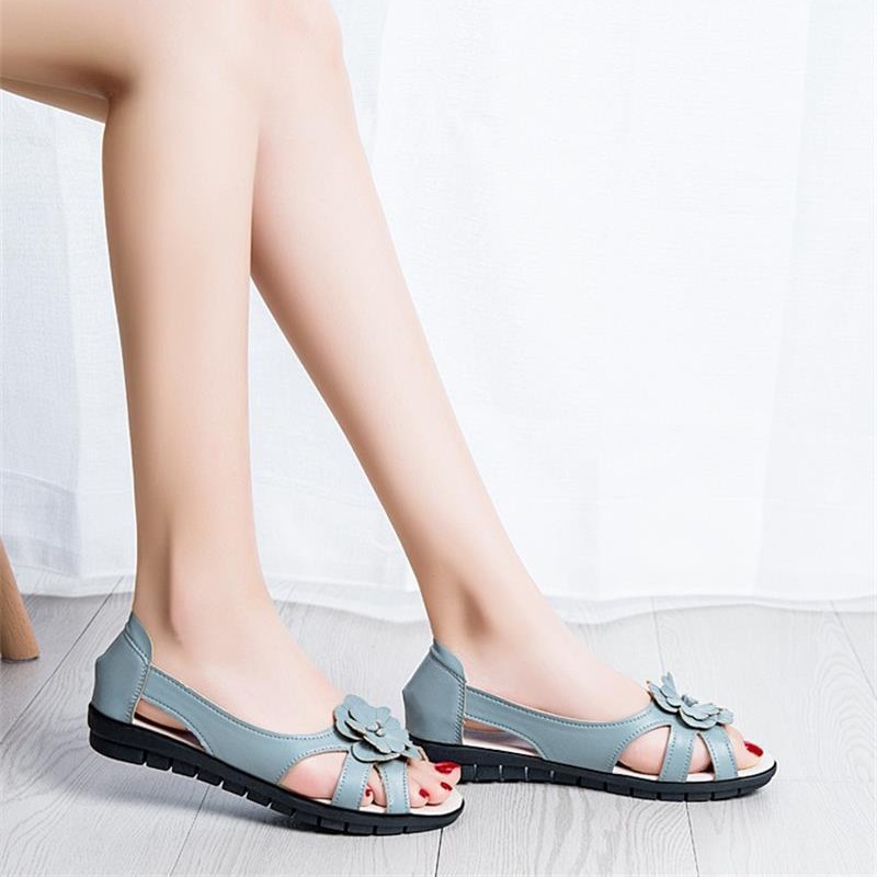 Sandalias de fondo plano para mujeres, zapatos de verano para madres, estilo coreano, versátil y cómodo, sandalias antideslizantes de estilo nacional para mujeres.