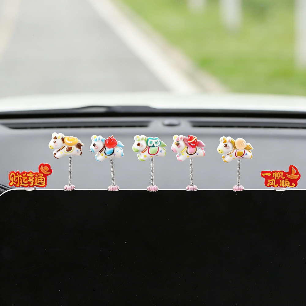 2026 nuevo automóvil caballo zodíaco mini adornos ricos ricos ponies decoración de consola central