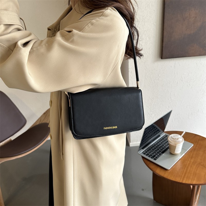 Texture simple et à la mode petit sac carré 2024 nouveau sac à bandoulière polyvalent de banlieue version coréenne sac à aisselles design de niche à la mode_voghion.com