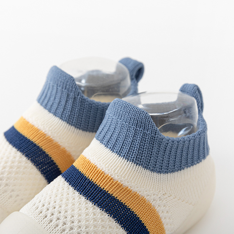 2025 zapatos de bebé primavera y otoño zapatos de bebés calcetines para niños pequeños de interior antideslizantes con suela suave transpirable de verano