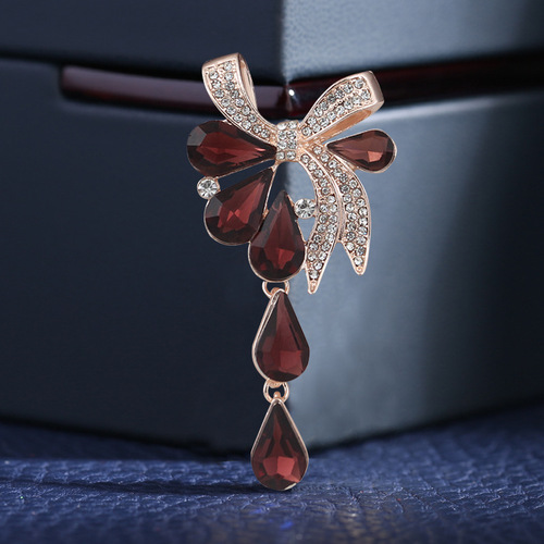 Ladies' wholesale bow brooches, high-end luxurious, anti Transparency, dress flower suit fixing water drop pendant pin, collar pin.