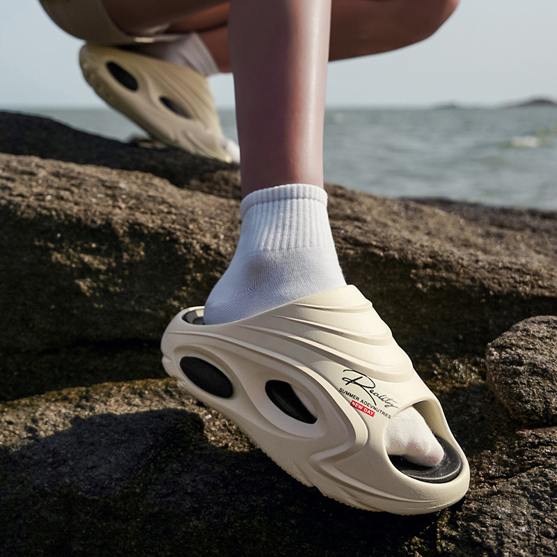 Las sandalias de suela gruesa de verano de todo fósforo de tendencia de chanclas son cómodas para usar en el exterior.