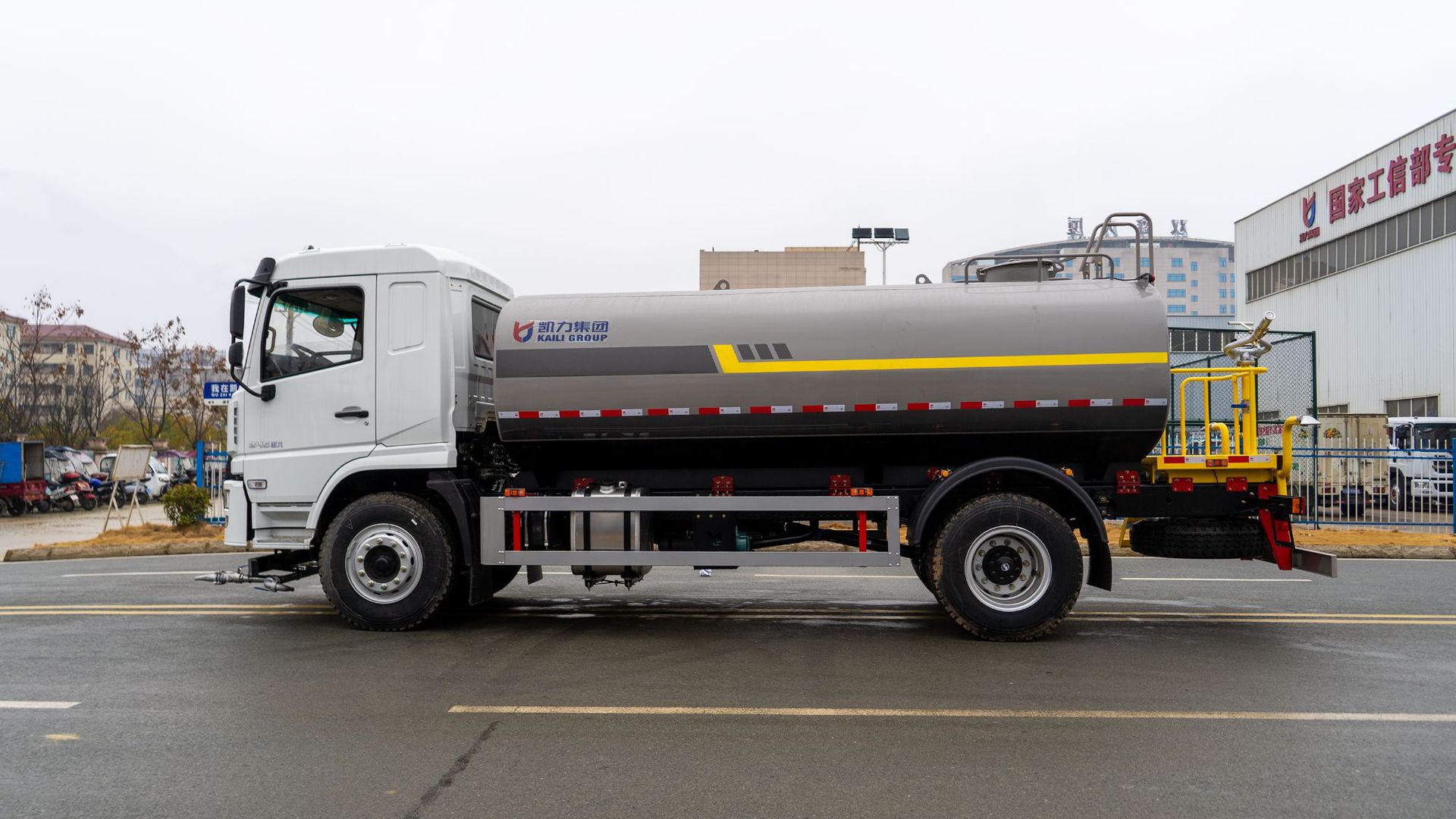 Sprinkler Truck Engineering Vehicle 12 Cubic Meters Spray Truck 15 Cubic Meters Sprinkler Truck Construction Site Dust Reduction Environmental Protection Sprinkler with Fog Cannon