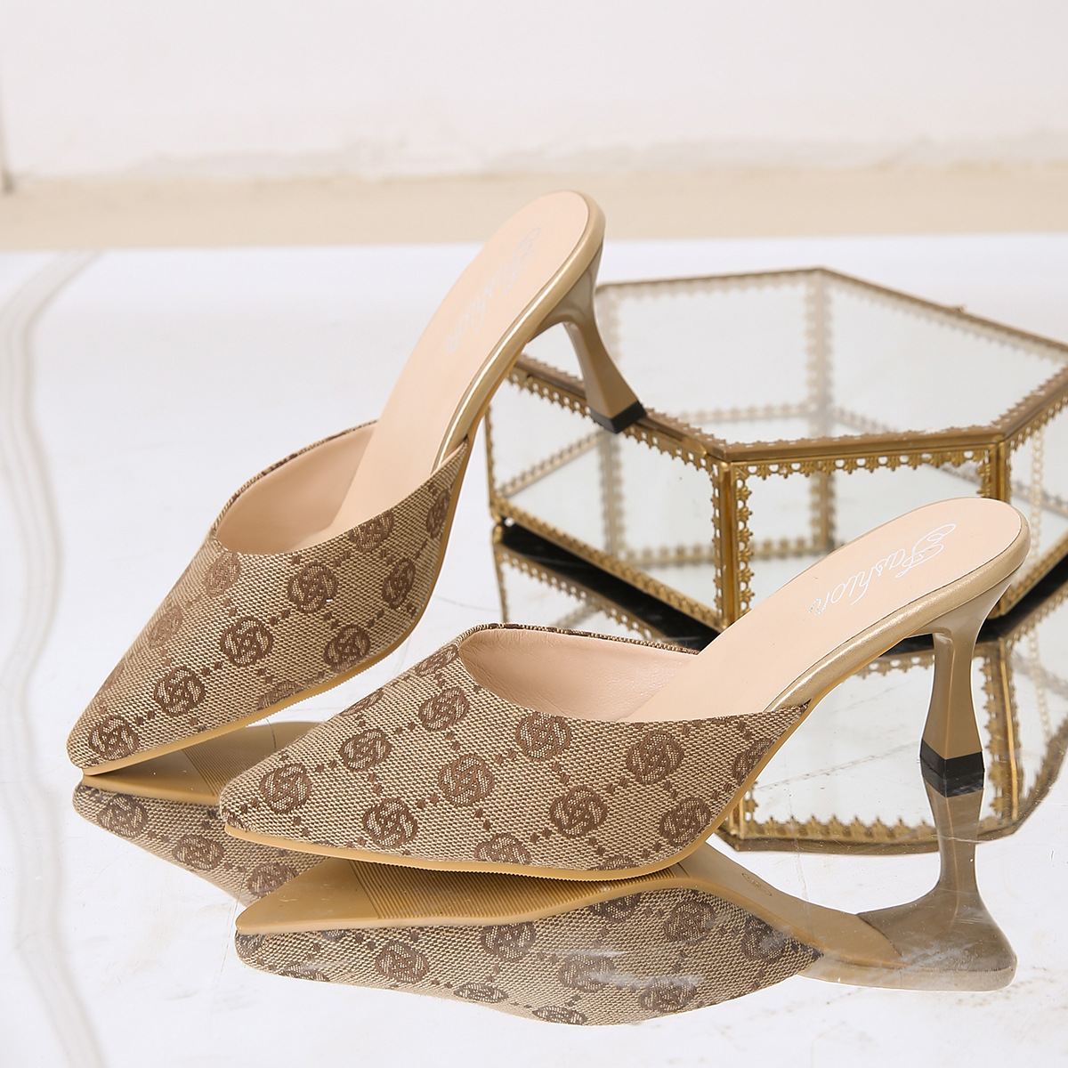 Franse stiletto pantoffels met puntige neus voor dames 2024 nieuwe zomerstijl veelzijdige temperament modieuze teen-teen halve hak één-lijn pantoffels_voghion.com