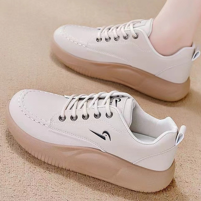 Zapatos blancos de suela gruesa para mujeres 2024 primavera y otoño nuevo estilo coreano ligero de moda versátil zapatos deportivos antideslizantes de cuero zapatos de skate