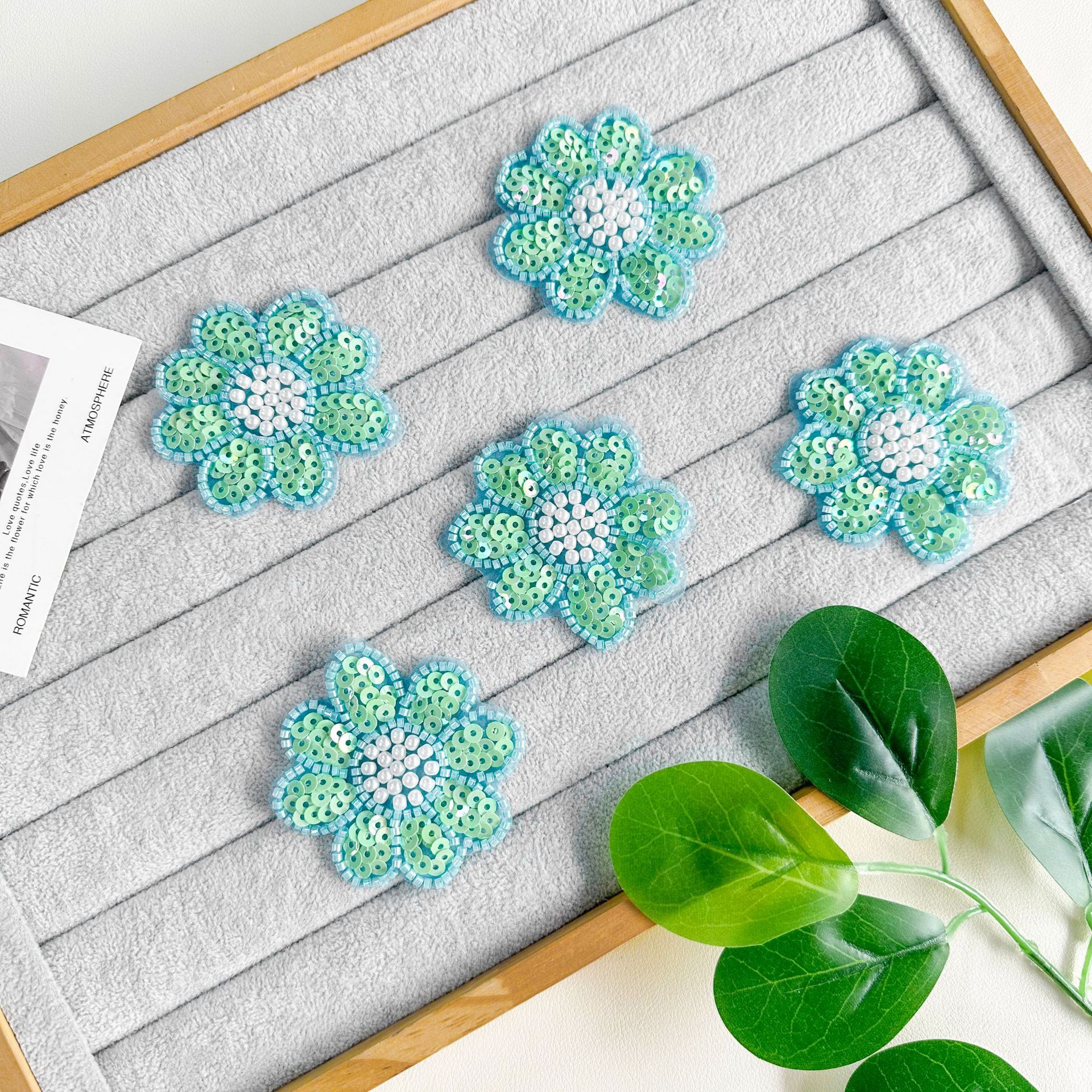 Mayorista brillante DIY material de decoración pequeña flor parche cuentas accesorios estéreo hechos a mano bajo precio suministro de stock