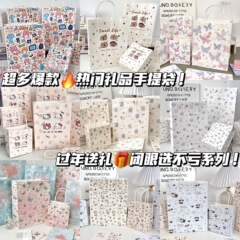新しい高颜値プレゼントの合集かわいいアニメ少女が持ち物を梱包して専用のクラフト紙袋を収納する