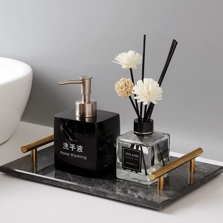 Набор для ванной комнаты: бутылка для антисептика, пустая бутылка для лосьона, мраморный поднос для модели комнаты