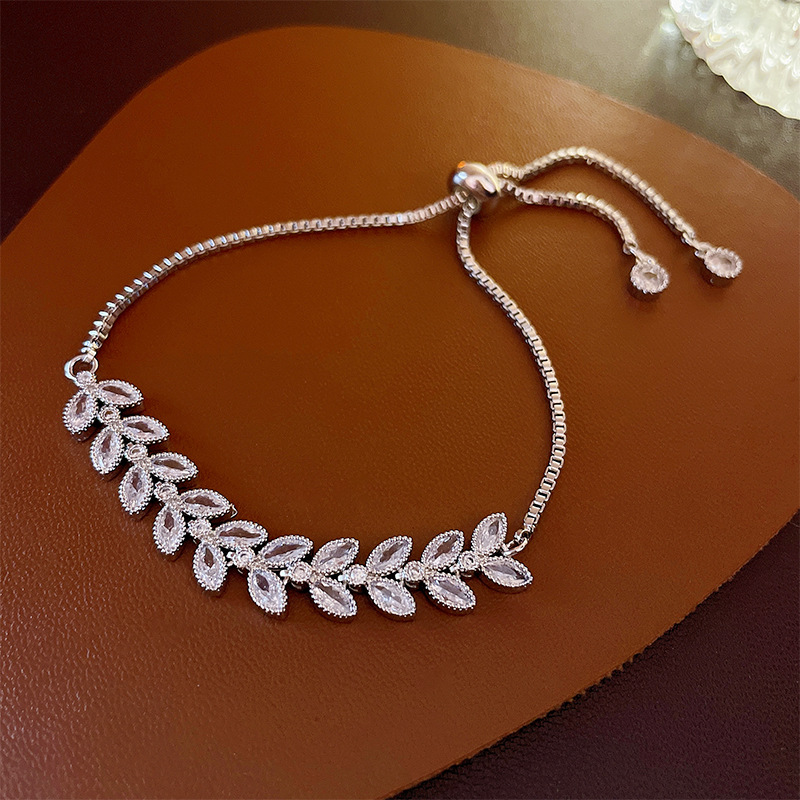 Geometric fashionable bracelet with zircon