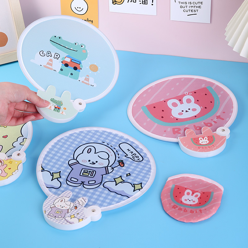 Ventilador plegable portátil de tela para jugar y viajar, mini ventilador de dibujos animados para niñas, adecuado para salir o para graduaciones.