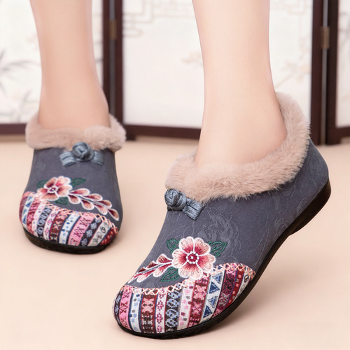 Cotton shoes, women's winter new style, velvet thick cotton shoes, embroidered mother's shoes, casual shoes, step-on cotton boots