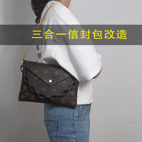 Llama Three-in-One Envelope Bag with Chain Single Shoulder Crossbody Strap Bag with Felt Lining and Travel Gear Hardware Accessories