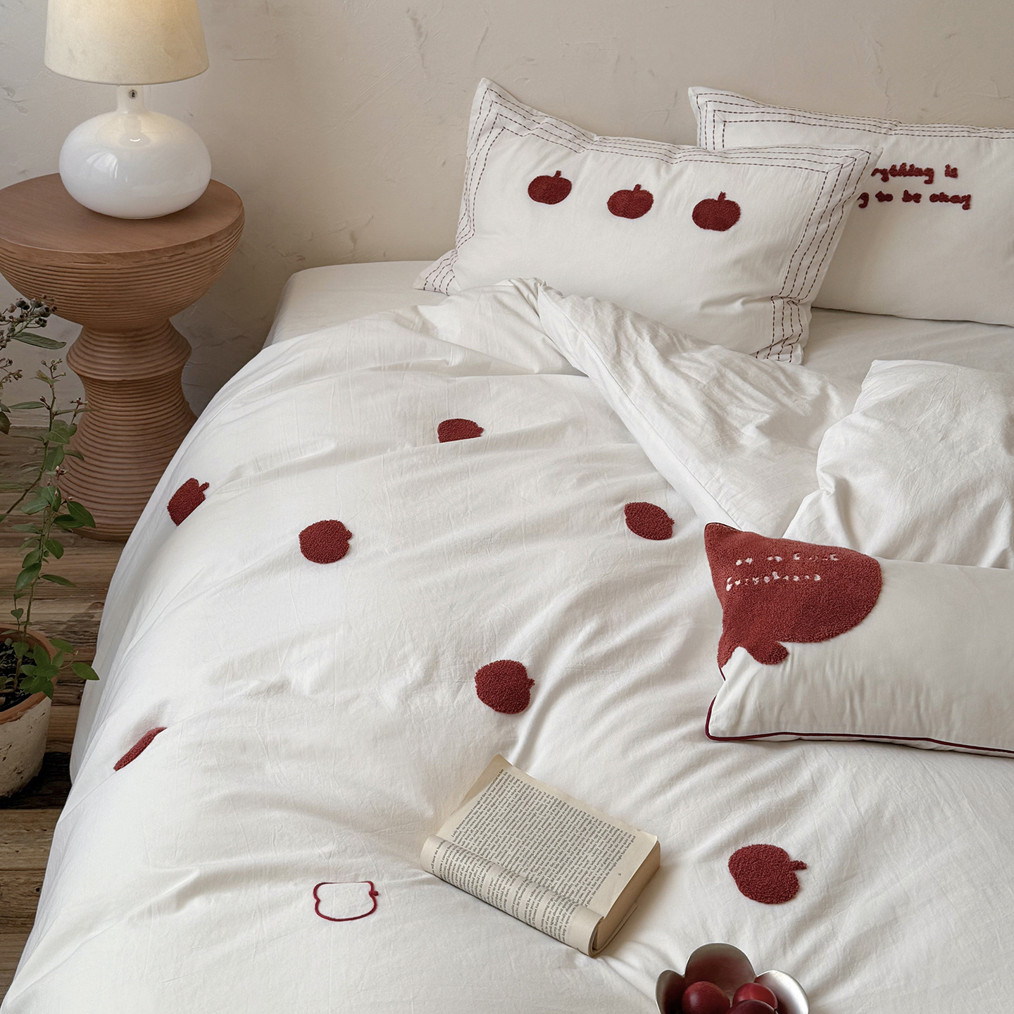 Blanco 100% algodón lavado con agua de algodón cifrado cuatro piezas toallas tridimensionales bordadas Ping An fruta piel edredón cama de algodón