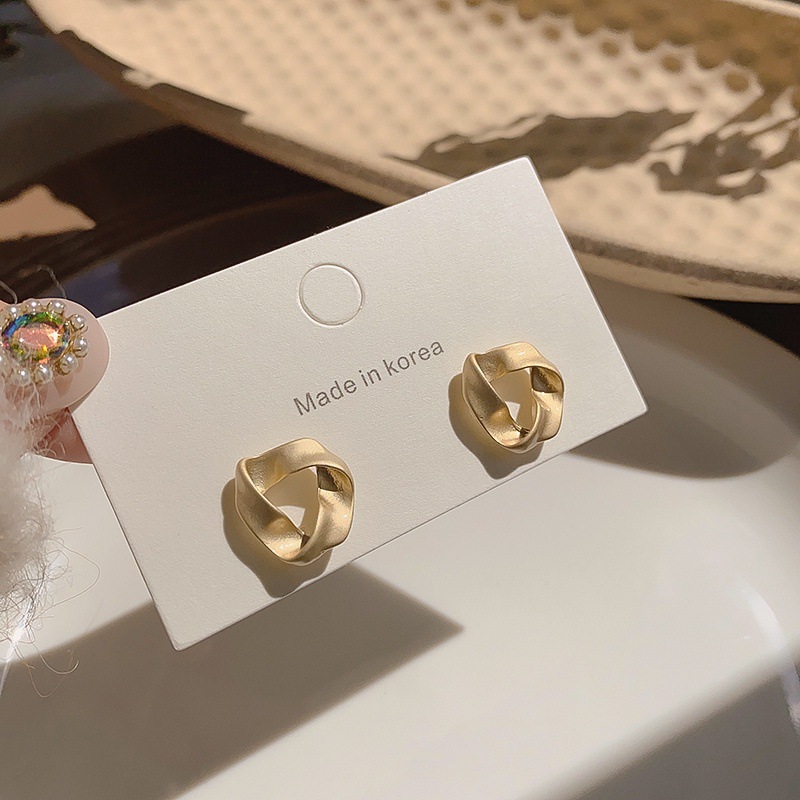 Pendientes transfronterizos, pendientes de metal de alta calidad, pendientes de 2025 nuevos pernos de moda, temperamento ligero y lujoso, pendientes de atmósfera