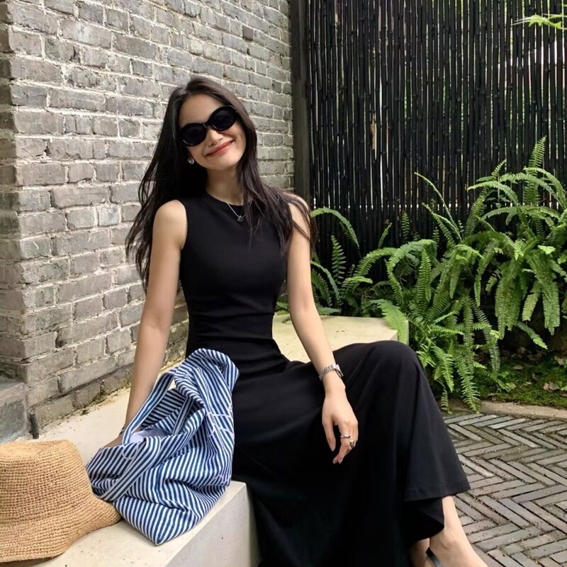 French-Style Hepburn-Inspired Elegant Sleeveless Dress, Summer Waist-Cinching Vest-Style Long Dress with a Slimming and Draping Design French-Style Hepburn-Inspired Elegant Sleeveless Dress, Summer Waist-Cinching Vest-Style Long Dress with a Slimming and Draping Design