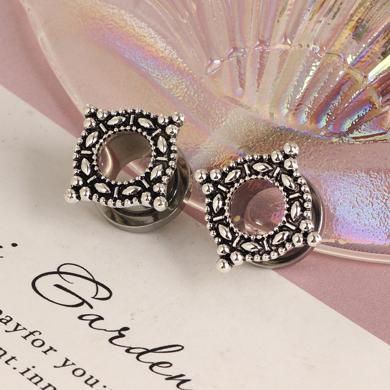 Pointed titanium steel lip stud product view