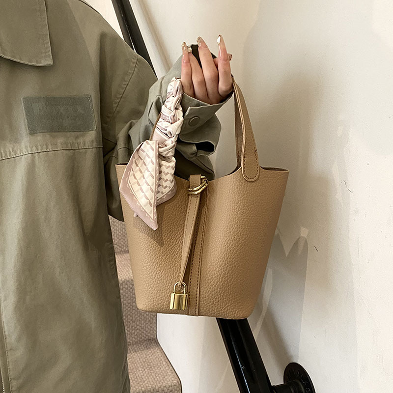 2025 nueva versión coreana de la bolsa de cubo portátil de nicho, moda femenina, bolsa de mensajero explosiva, bolso de hombro de todo fósforo de cercanías