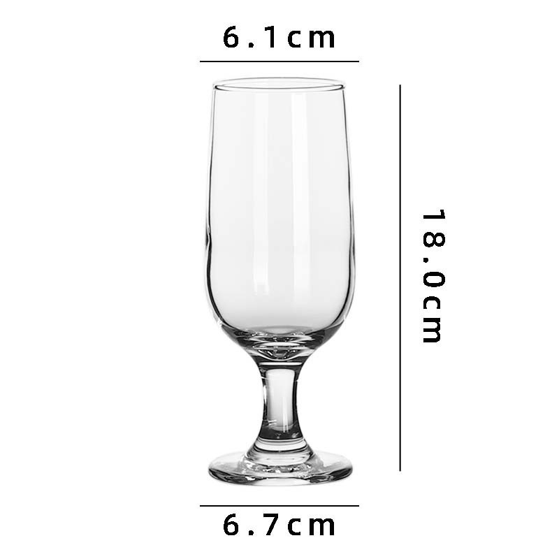 Tazas de cerveza artesanal en tazas de agua burbujeantes tazas de jugo de fría tazas de cócteles tazas de vidrio