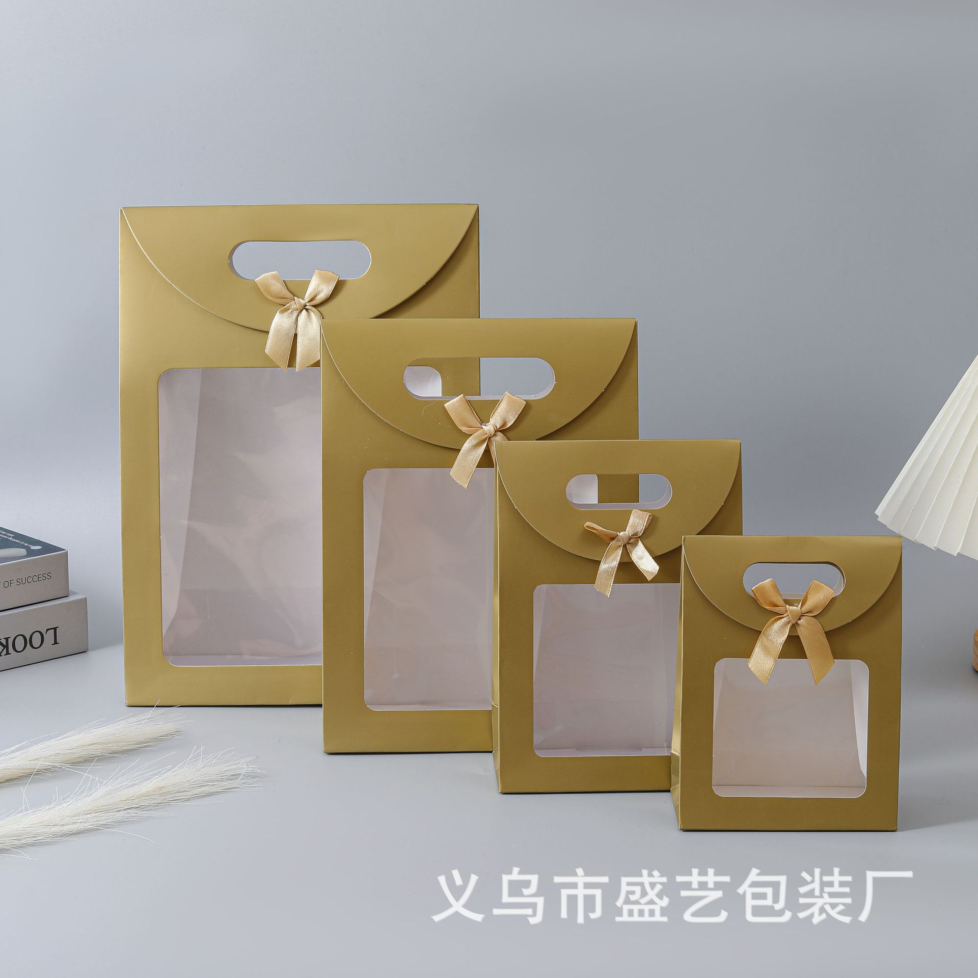 Navidad abre la ventana con lazo y solapa, el escaparate es transparente, estilo ins, el novato de xiaoqing lleva la bolsa de regalo.