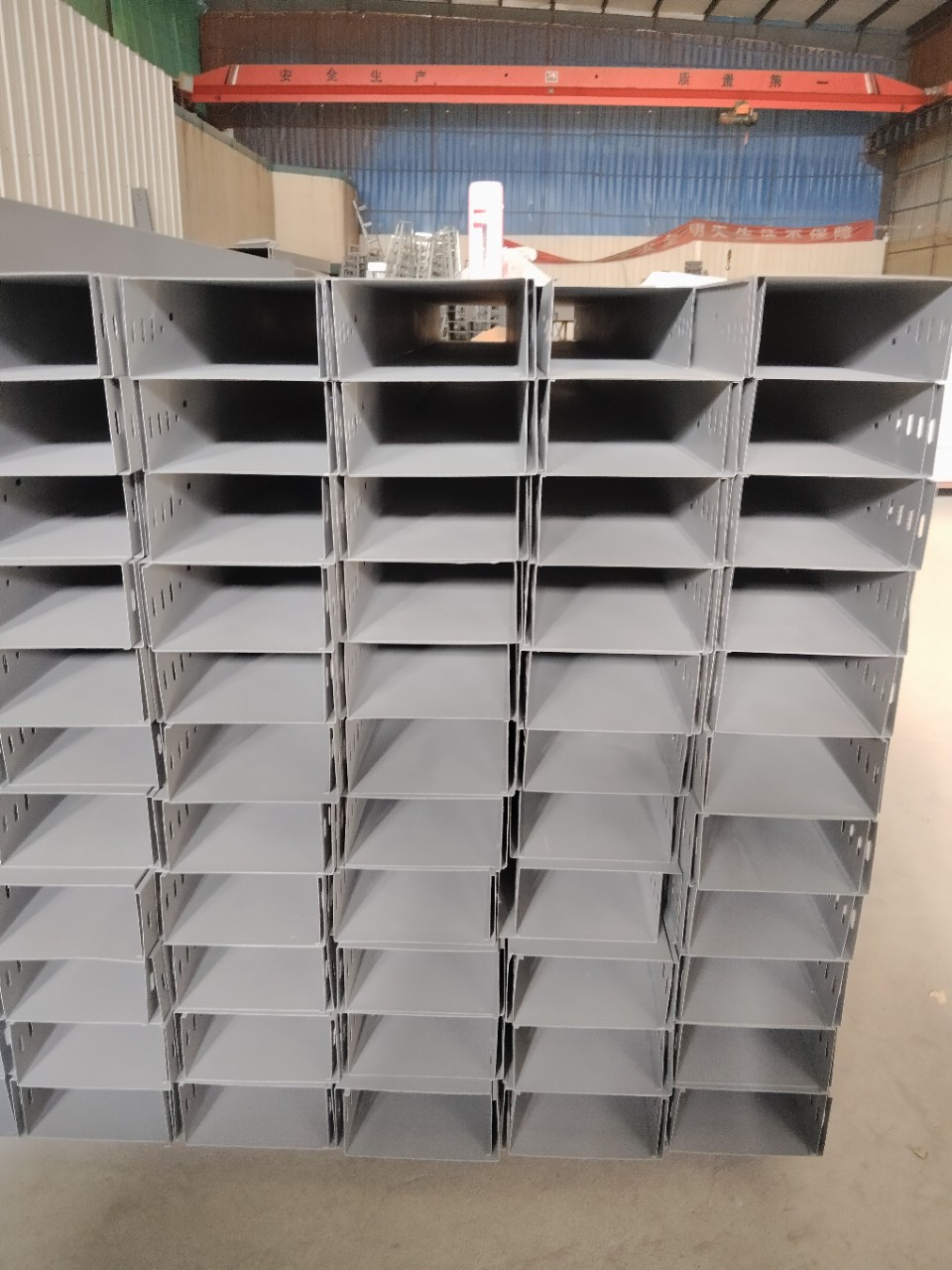 铝合金桥架不锈钢梯式热镀锌 200 100喷塑防火槽式大跨距镀锌桥架