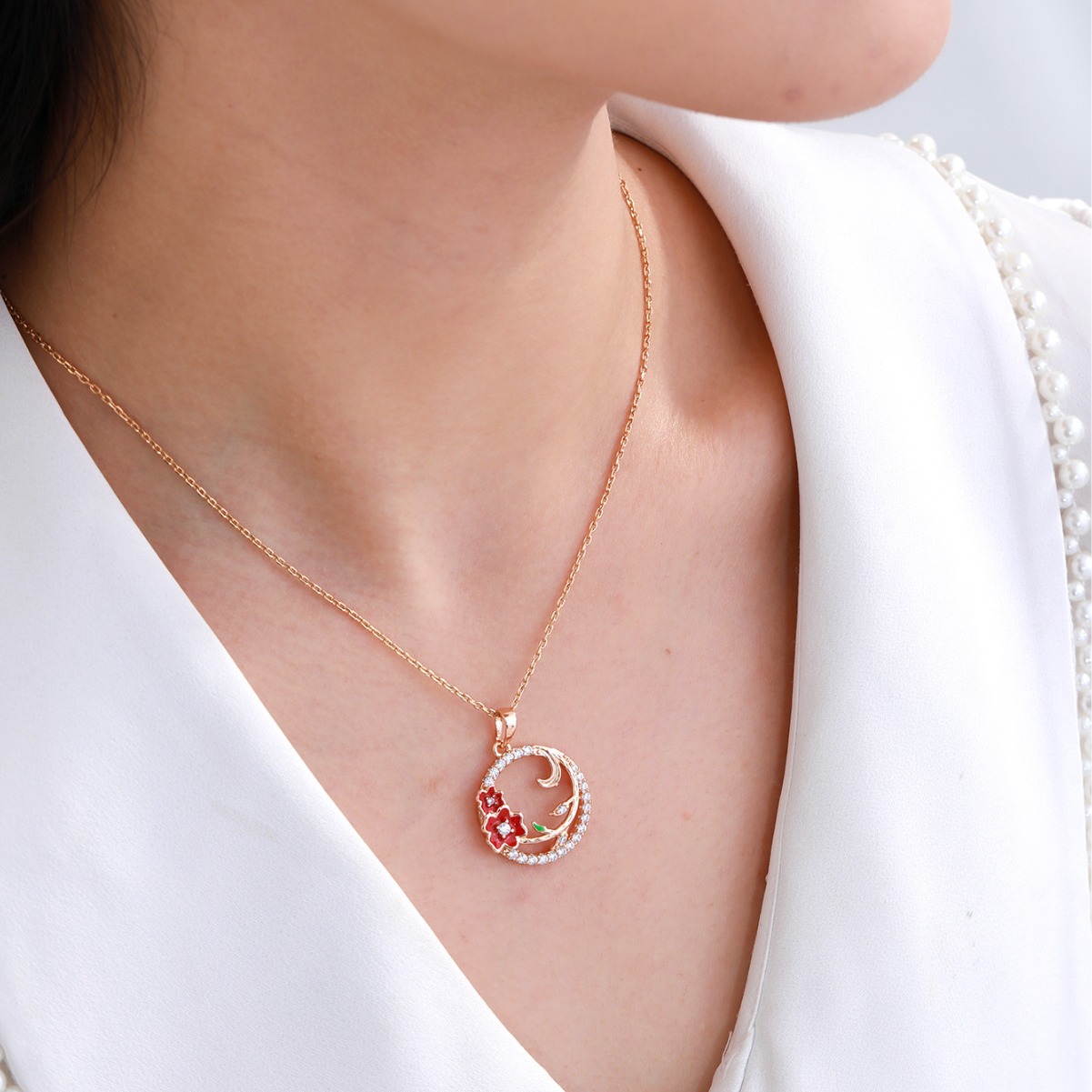 Joyería Xuping aleación dorada de color goteo de aceite micro incrustado con colgante de flores circulares de circonio coreano pequeño collar fresco para mujeres