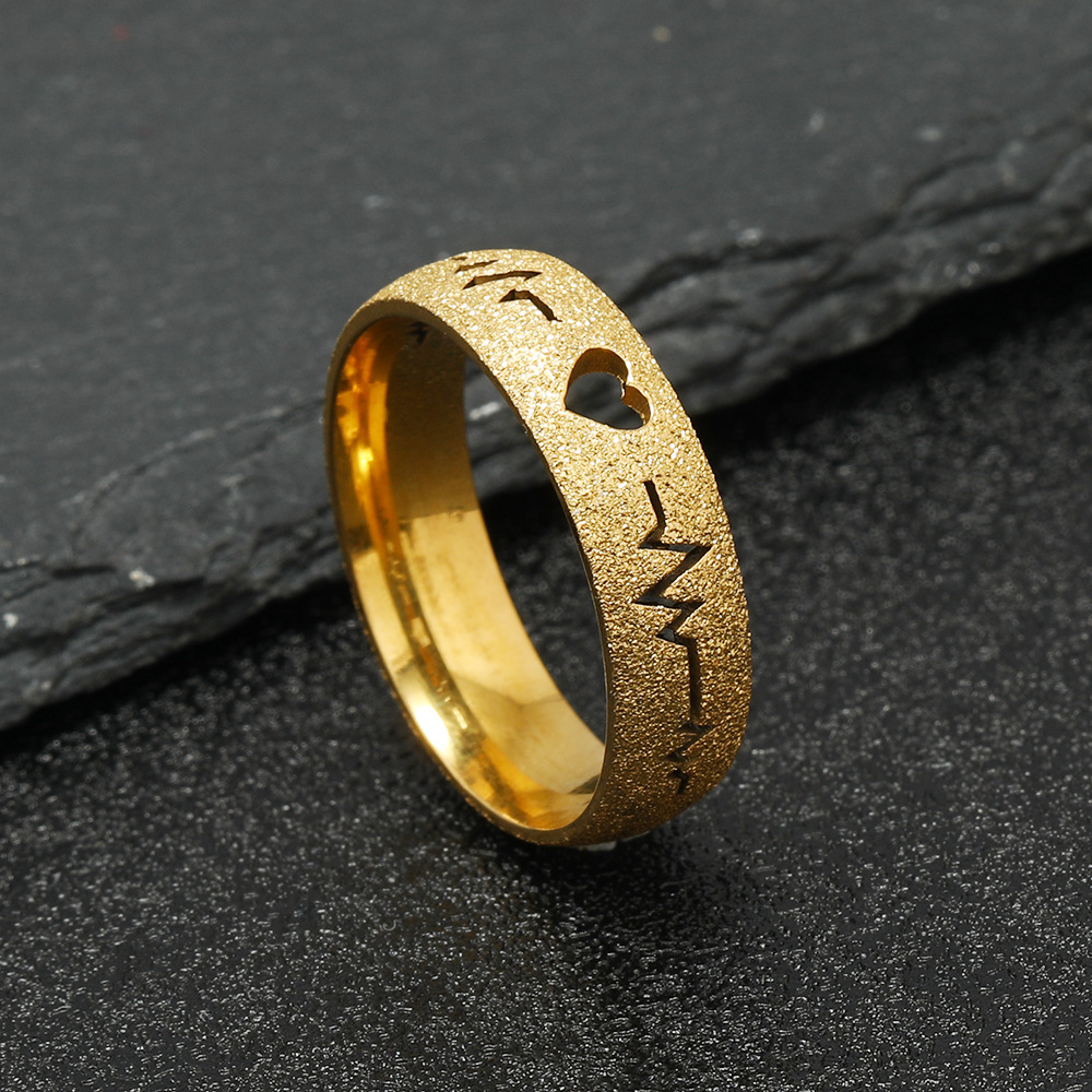 Cruz-frontera estilo europeo y americano creativo joyería de acero inoxidable corte corazón hueco ECG esmerilado titanio anillo de acero fabricante