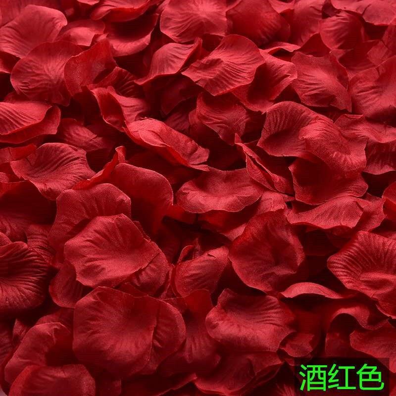 花びらの結婚式の結婚部屋にバラの花びらの結婚祝い用品のロマンチックな雰囲気をシミュレーションします。|undefined