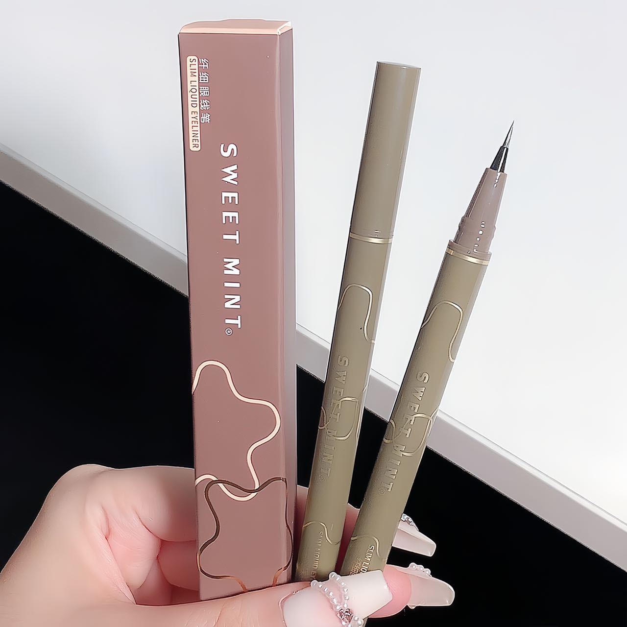Makeup sweet mint slim eyeliner waterproof sweat-proof durable non-blooming brown liquid silkworm pen wholesale