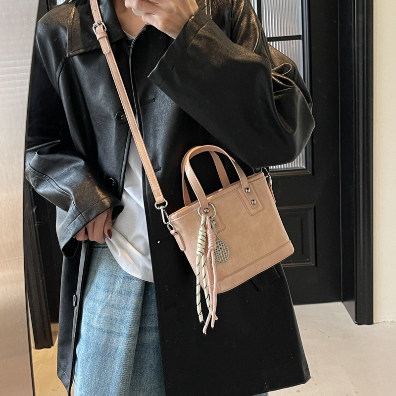 Retro brillante bolso de cubo de mano 2025 nuevo estilo bolso de hombro de color contrastante sensación de alto nivel bolso de mochila casual simple