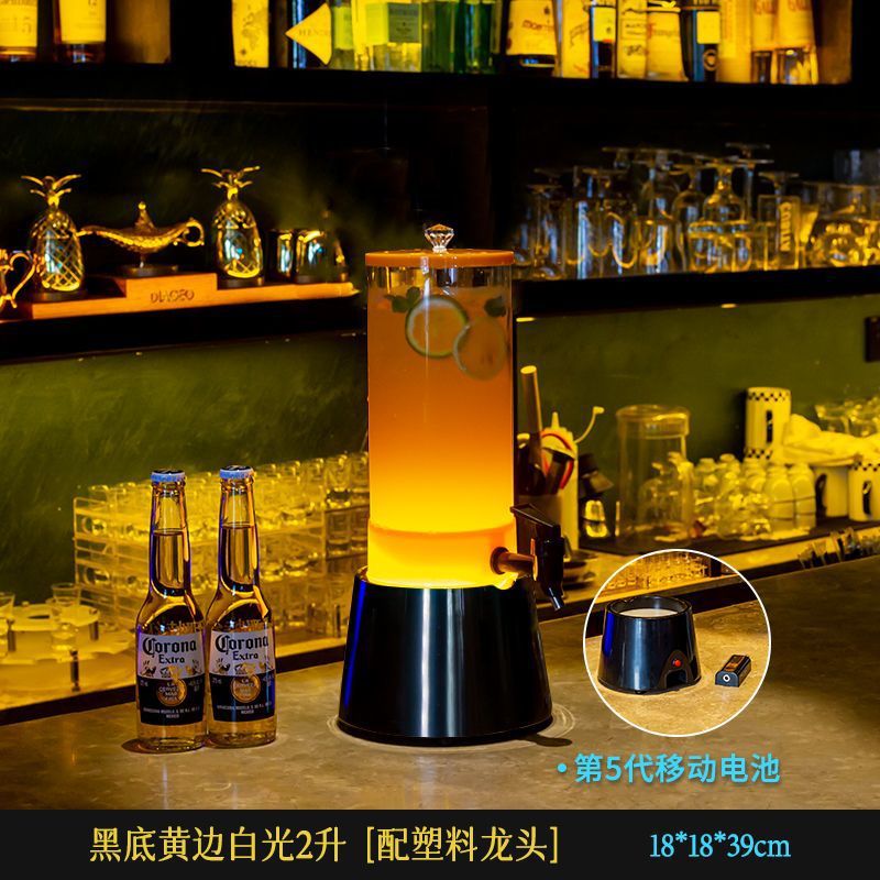 2리터 검정색 배경 노란색 가장자리 흰색 조명 플라스틱 수도꼭지