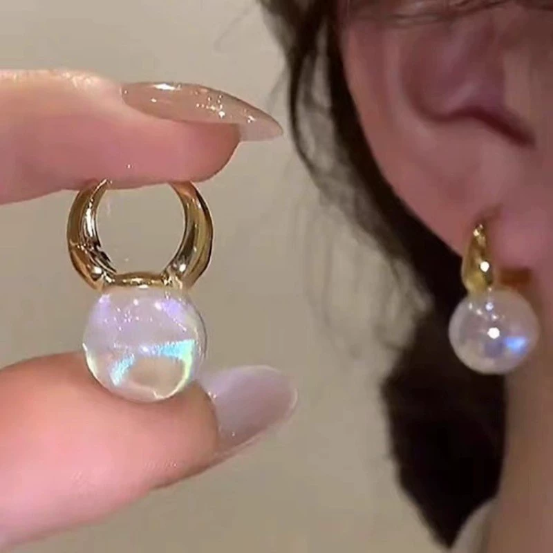 Серебряные сереги с жемчужиной — французский стиль light-luxury, яркий запоминающийся дизайн