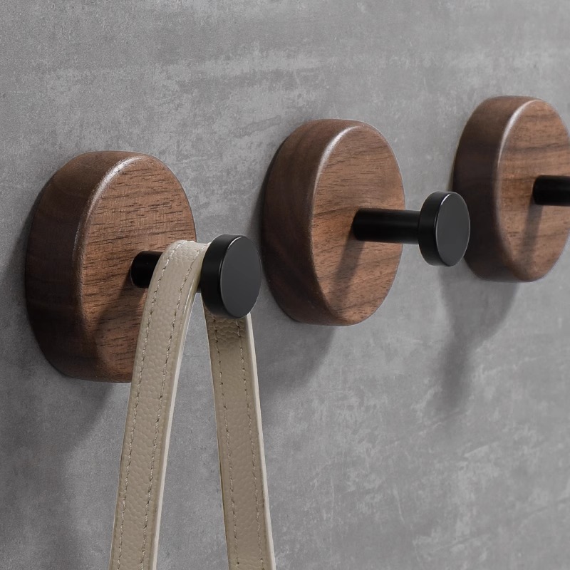 Gancho de ropa de madera negra de nuez no perforado detrás de la puerta de la pared del armario de vestíbulo de la pared del gancho adhesivo de ropa de pintura