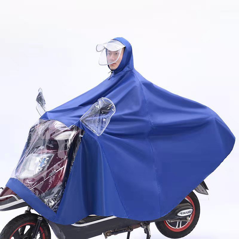 レインコートの電気自動車専用レインコートを大きくして、男性女性のシングル二人のバイクに乗って全身豪雨を防ぐ|undefined