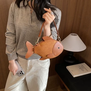 可爱鱼形斜挎包女2026新款卡通PU皮单肩包时尚个性小包包