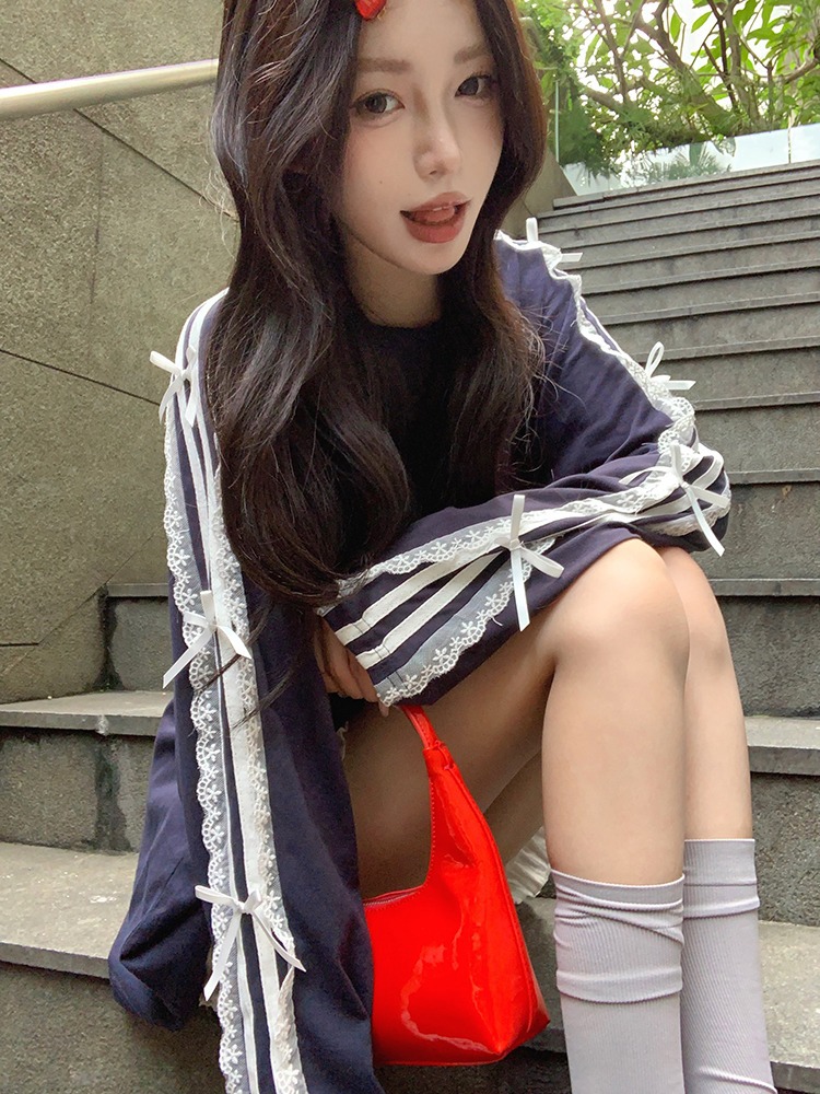 蝶結びの黒い長袖のゆったりしたtシャツの婦人服の秋のレースは韓国版の中の長い襟の百合の上着をつなぎ合わせます。