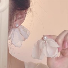 春夏のシフォンの花の真珠のイヤリングの女性2025新型の高級感の独特な耳飾りのイヤリングのフランス式の超仙の休暇