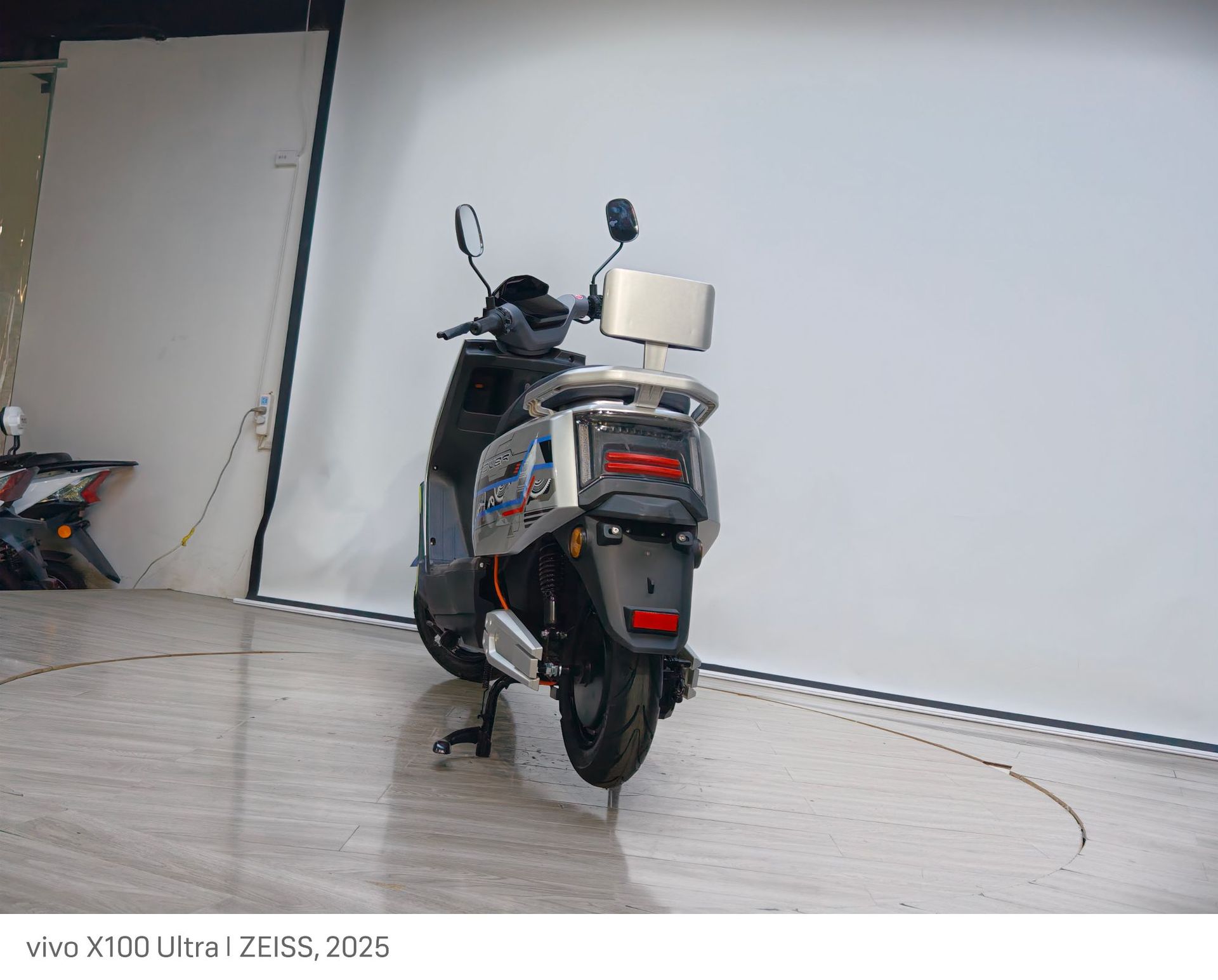 Foreign Trade Export Cangqiong Electric Motorcycle, Commuter Electric Scooter, Electric Scooter with Long Range and High Power