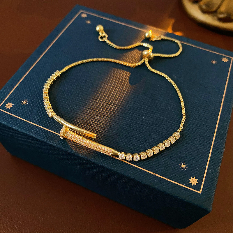 Pulsera sonriente con costuras de circón galvanizado en oro real Pulsera coreana de lujo ligero de alta gama Moda y temperamento simple Joyas femeninas