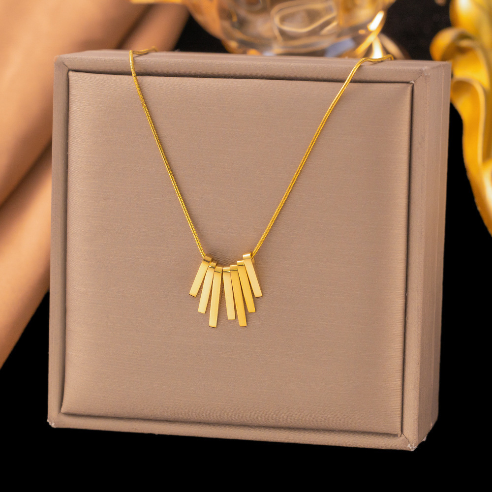 [collar de acero de titanio dorado + acero] collar de amor de nicho con cadena de clavícula avanzada en la moda de lujo ligero femenino