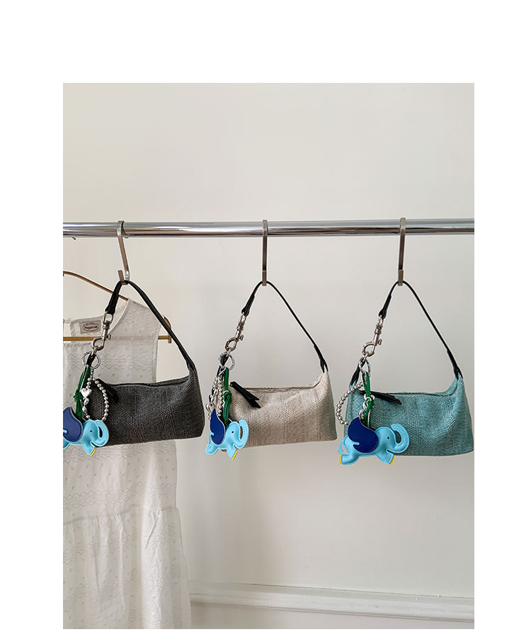 A simple, versatile, fashionable and trendy solid-color underarm bag for women, a new summer 2025 stylish and casual woven single-shoulder crossbody bag Application Scenario