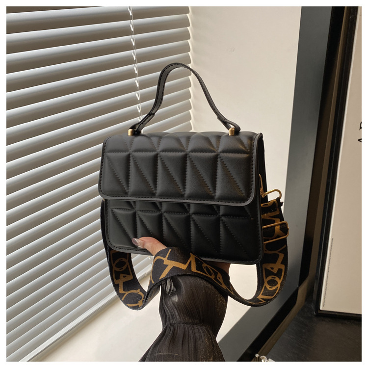 A stylish and simple diamond-shaped small square bag for the autumn and winter of 2024, featuring a solid color and a trendy single-shoulder bag for women undefined