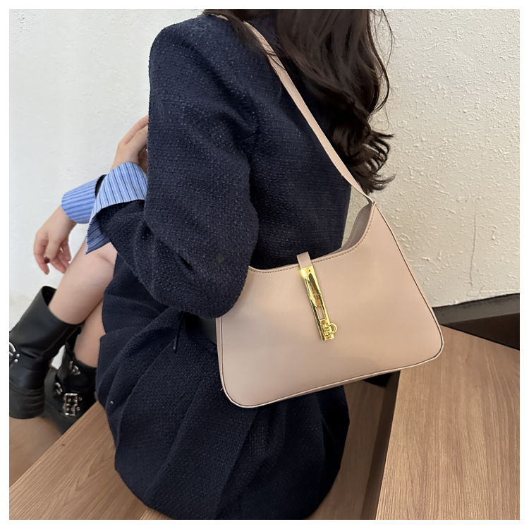 Textured lock buckle Korean style shoulder bag new style 2024 autumn and winter temperament commuter motorcycle bag fashionable style armpit bag _voghion.com