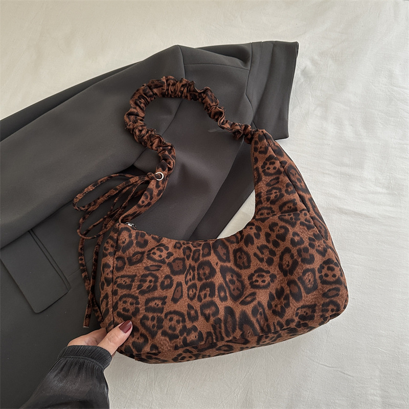 Otoño e invierno súper caliente nicho bolso con estampado de leopardo femenino 2024 nuevo bolso de mensajero plisado retro bolso de axila de hombro de moda
